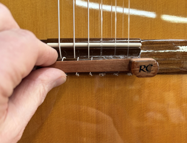 RC Tonabnehmer für Konzertgitarre - Befestigung am Knüpfsteg ohne Bohren